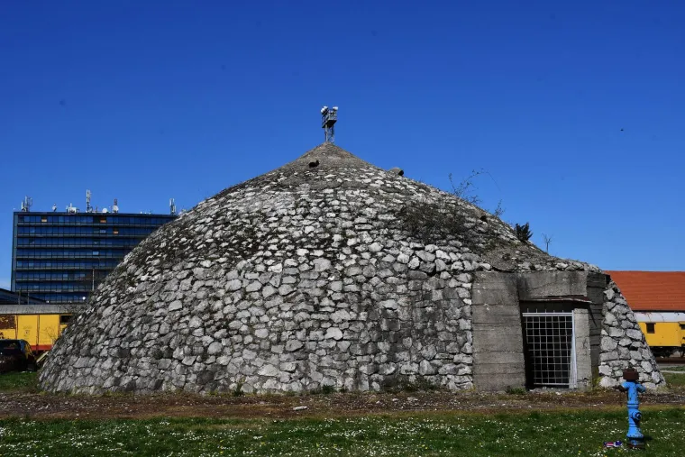 Pogledajte stari zapušteni bunker iz doba NDH u blizini srca ovog hrvatskog grada