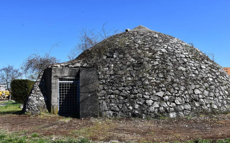 Pogledajte stari zapušteni bunker iz doba NDH u blizini srca ovog hrvatskog grada