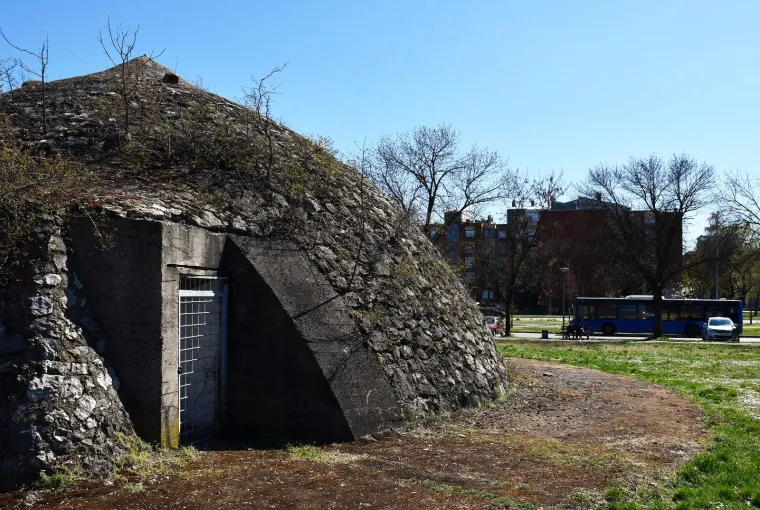 Pogledajte stari zapušteni bunker iz doba NDH u blizini srca ovog hrvatskog grada