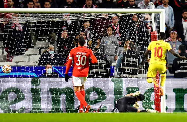 Brineta se pojavila ispred stadiona u Lisabonu. Svi su živi buljili u tajanstvenu ljepoticu