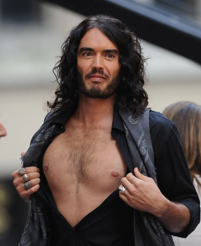 Glumac i bivši muž Katy Perry, Russell Brand, navodno je spavao s 1000 žena, piše People. Brand se dugo godina borio s alkoholizmom i ovisnošću o seksu, a priznao i to da je spavao s puno poznatih žena, uključujući Kate Moss, Geri Halliwell, Courtney Love i bivšu suprugu Katie Perry.