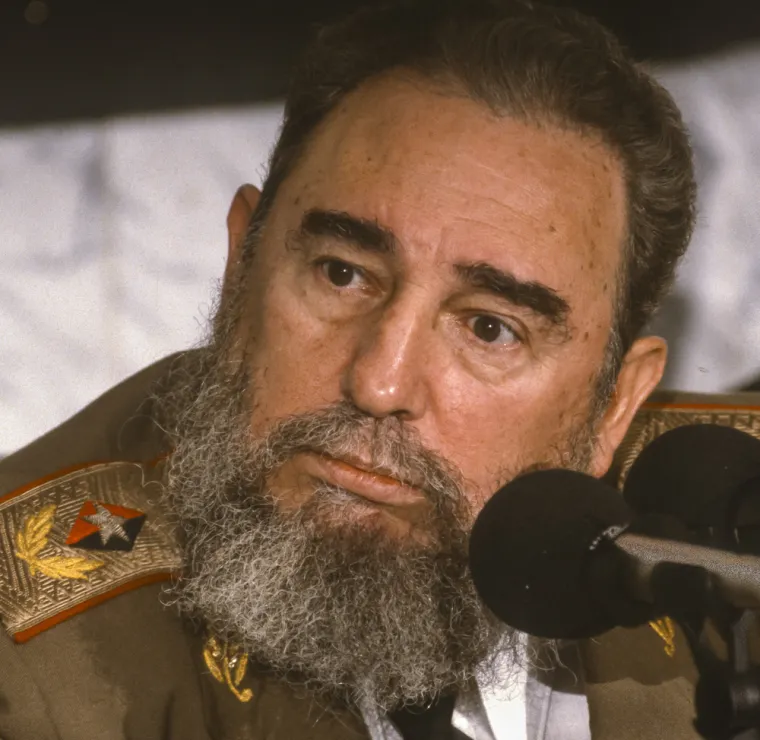 Fidel Castro bio je kubanski revolucionar, neki su ga kasnije nazvali diktatorom jer je imao cijelu državu pod svojom kontrolom. Međutim, The Sun prenosi da je ovaj kubanski vođa, koji je preminuo 2016., spavao s čak 35.000 žena. Navodno je &quot;imao&quot; dvije žene dnevno, jednu za ručak i jednu za večeru više od četiri desetljeća. 