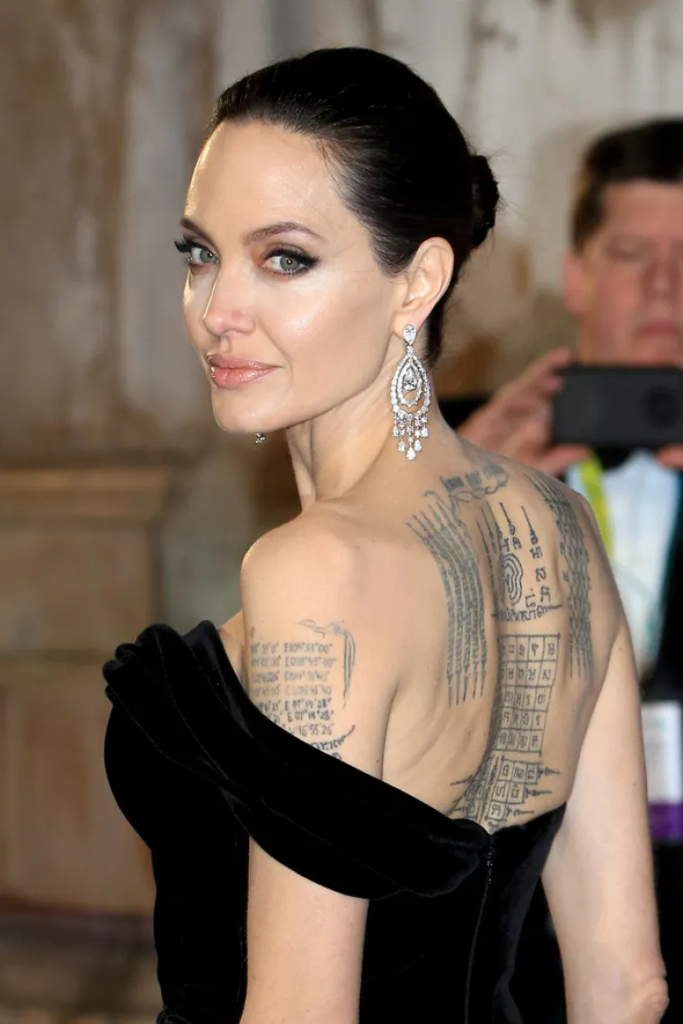 Angelina Jolie je za Cosmopolitan priznala da je spavala s četiri muškarca u svom životu, vjerujemo da se ta brojka povećala, pošto je to izjavila 2007.