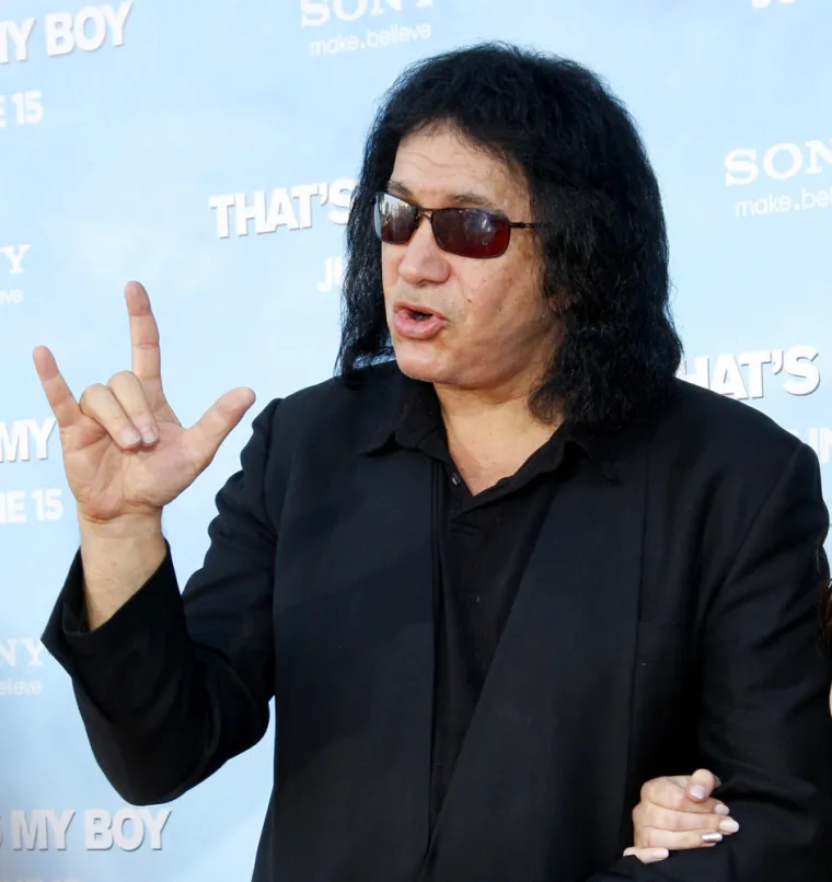 Frontmen i basist rock benda Kiss, Gene Simmons, imao je jedan zadatak koji je trebao izvršiti prije nego što bi se njegova tadašnja djevojka (sada supruga) Shannon Tweed pristala udati za njega. Bivša Playboyeva manekenka zahtijevala je da Simmons spali sve fotografije žena s kojima je spavao, što je trajalo danima jer je Simmons tvrdio da je spavao s gotovo 5.000, piše The Sun. &quot;Nisam se drogirao u ludim vremenima, ali sam se zato jako puno seksao&quot;, izjavio je.