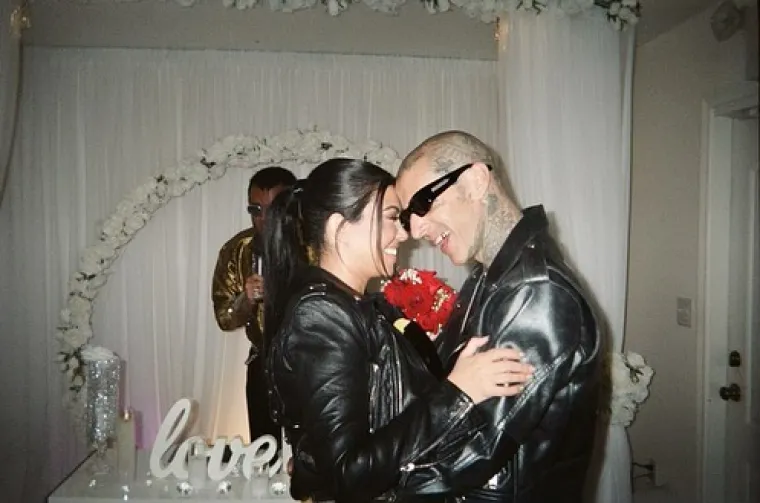 Samo nekoliko sati nakon što je bubnjar Travis Barker nastupio uživo na dodjeli Grammyja, on i njegova zaručnica Kourtney Kardashian vjenčali su se u kapelici u Las Vegasu. Par je izrekao sudbonosno da oko 1,30 ujutro, dozvolu za brak su navodno predočili vlasniku kapele koji je glumio svjedoka. Kourtney i Travis nisu dopustili fotografe unutra već su doveli svog fotografa i osiguranje, a oženio ih je Elvisov imitator. 