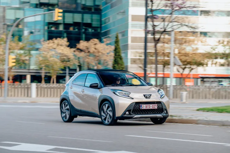 Aygo X dolazi s benzinskim motorima 1,0 VVT-i kao automatik, ali i s 5 bezinskim ručnim mjenjačem. 