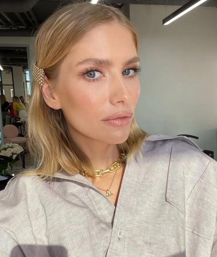 3. Elena Perminova: Ruska manekenka Elena Perminova  je godinama aktualna na modnoj sceni, a osim na pisti, plijeni pažnju gdje god se pojavi. Udana je  za milijardera i ruskog oligarha AleksandraLebedeva (61) s kojim ima četvero djece. O svojoj njezi nakon trudnoće je rekla: Trudim se jesti pravilno, jednostavnu hranu pripremljenu doma. Npr. riba prelivena limunovim sokom. Njegujući djecu, otkrila sam savršen preparat za majke i dojilje – Orthomol Natal koji sadrži folnu kiselinu, jod, željezo, magnezij, kalcij i omega 3. Glavni problem nakon porođaja je suha koža. Razlog tome je dehidracija tijekom laktacije. Stalno ste žedne i zato je bitna hidratacija. Za to imam spremno čudo koje sam preporučila sestri, australski balzam za usne Lucas&apos; Papaw. Nanosite ga ne samo na usne, nego i na cijelo lice, kao masku koja čisti vašu kožu. Za suhu kosu pomažu ampule Hair Mineral Relax by Aldo Coppola. Svaka trudnica se boji strija. I ja nisam izuzetak. Vjerujem da je to zbog hormonalnih promjena u tijelu, jedno jutro sam imala savršenu nježnu kožu, a navečer blijedu. Na sreću, one se nisu pojavile zahvaljujući gelu za elastičnost kože Rose de Mer, izraelske marke Christina  i kremi La Mer, koje sam koristila svih devet mjeseci. Lako se upijaju u kožu, već kroz deset minuta možete odjenuti haljinu.&quot;