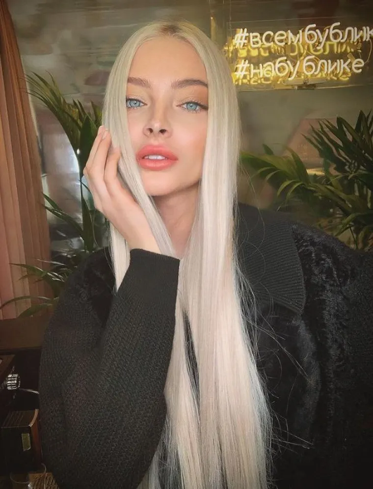 6. Alena Shishkova: Manekenka Alena Shishkova je jedna od najljepših Ruskinja na svijetu. Za svoj blistavi osmijeh koristi najčešće Crest 3D White trakice za izbjeljivanje. Njezina svakodnevna make up rutina uključuje Maybelline Dream Satin Fluide podlogu, Christian Dior Diorblush u marakuji (533), Maybelline Volume Express maskaru, Dior Style Liner olovku za oči i jednostavno sjajilo za usne.Tajni recepti ruskih babuški imaju važnu ulogu u održavanju ljepote Shishkove. Na primjer, čaj od koprive je za ispiranje kose, ricinusovo ulje je savršeno za vrhove kose, a čičkovo ulje je super za cjelokupno stanje. Njezina kosa je u potpunosti prirodna. Ujutro umiva lice vodom, a prije šminkanja stavlja Niveu. Noću koristi Clearasil Ultra Night gel za čišćenje zbog nesavršenosti kože tijekom noći.
