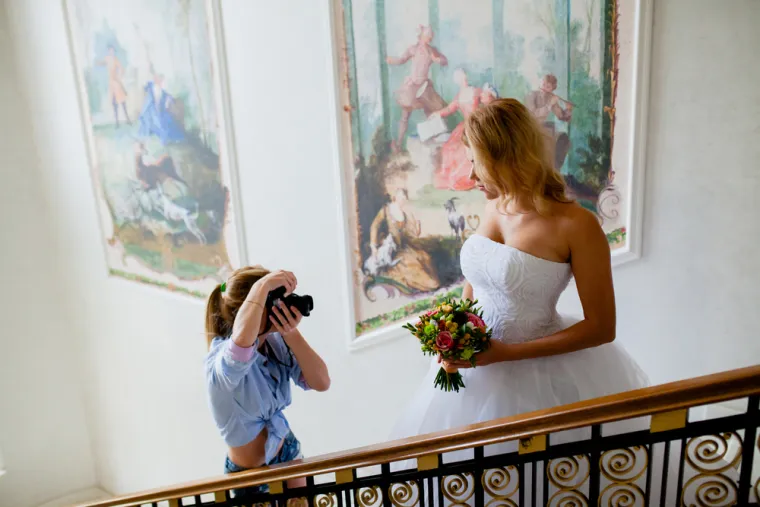 2. Nemojte fotografu pokazivati fotografije iz vaše fantazije i očekivati da će rekreirati istu scenu: &quot;Stvarno ne mogu ponovno stvoriti padanje punog lišća u lipnju ili blještavo srce u tami kada će svi vaši gosti biti previše pijani da bi se sigurno igrali vatrom kada padne mrak. S druge strane, nemojte se vjenčati u dubokoj zimi i očekivati ​​da će biti sati za fotografije i da se ljudi neće smrznuti.&quot;
