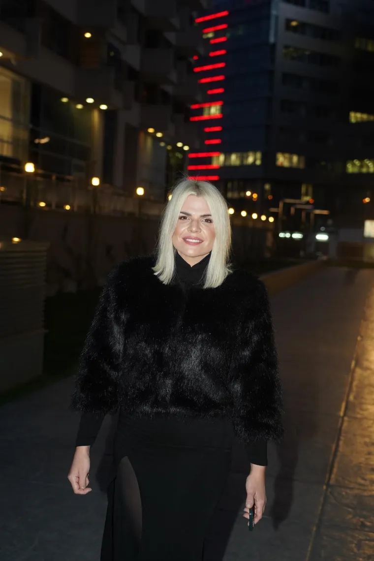 Sjećate li se Martine Vrbos? Prepolovila se i sad rastura po Beogradu - u publici ju je pratila i Nataša Bekvalac