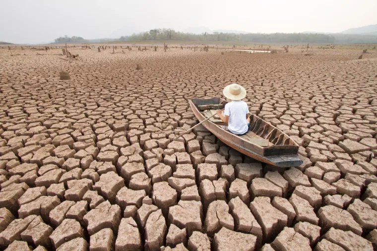 1. Klimatske promjene dosežu kritične razine: Što će se dogoditi: Prema znanstvenicima, intenzivne klimatske promjene mogu uzrokovati to da otoci nestanu zbog porasta mora. Životinje bi izgubile staništa, a polarni ledenjaci bi se otopili. Usjevi mogu propasti zbog promjena vremenskih obrazaca, a ljudi mogu umrijeti zbog povišene temperature. Kako preživjeti: Prema studiji Sveučilišta Notre Dame iz 2014., postoje neka mjesta koja će vjerojatno izdržati promjene temperature, porast razine vode i druge probleme povezane s klimatskim promjenama. Sjedinjene Države su jedna od deset zemalja za koje se očekuje da će preživjeti. Na popisu su i Norveška, Novi Zeland, Australija i Ujedinjeno Kraljevstvo. Ako ne živite u jednoj od prvih deset zemalja, odmah se preselite.
