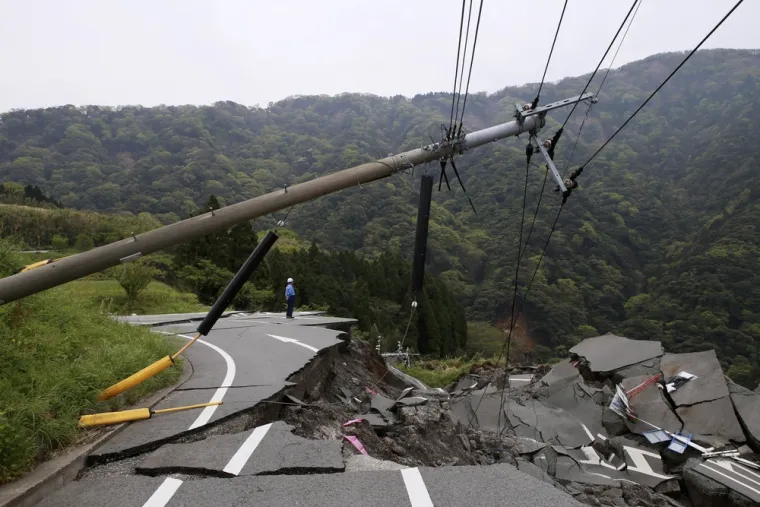 2. Veliki potres: Što će se dogoditi: U 2015., Uniform California Earthquake Rupture Forecast je procijenila da postoji 93% šanse da će Kalifornija biti pogođena potresom jačine 7 ili više na Richterovoj ljestvici do 2045. godine. Ceste bi se mogle urušiti, zgrade bi se mogle srušiti, struja bi mogla biti nedostupna i druge katastrofe poput požara, klizišta i lavina bi mogle imati veću šansu u pojavljivanju. Kako preživjeti: Neka stručnjak provjeri strukturnu čvrstoću vašeg doma prije nego što se očekuje da će se dogoditi potres. Napravite zalihu za slučaj potresa koji uključuje lijekove, hranu, vodu, proizvode za osobnu higijenu, dodatnu odjeću, medicinske predmete, dokumente i druge predmete potrebne za preživljavanje. Sprijateljiti se sa susjedima i izraditi plan za članove obitelji nakon potresa također je dobra ideja jer bi zbog potresa došlo do velikih šteta na nekretninama. Hitne službe vjerojatno neće moći intervenirati dulje vrijeme.
