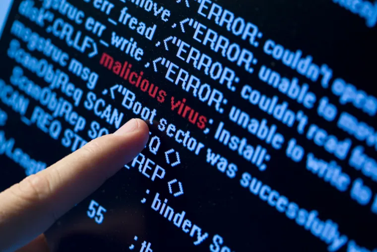 3. Mega kompjuterski virus isključuje internet: Što će se dogoditi: Hakeri bi pustili virus namijenjen uništavanju internetske infrastrukture jedne ili više zemalja. Veze između poslužitelja koji čine web bi bile uništene, ostavljajući digitalne podatke skrivene na nedostupnom mjestu. Kako preživjeti: Napravite sigurnosnu kopiju podataka na lokalnim diskovima i nastavite koristiti sigurnosne protokole. Internet se sastoji od toliko ljudi i poslužitelja da ga je gotovo nemoguće potpuno isključiti na dulje vrijeme. Također pogledajte darknet. Izrađen je na rupama i skrivenim stranicama koje se ne mogu pronaći na normalnim internetskim tražilicama ili alatima.

