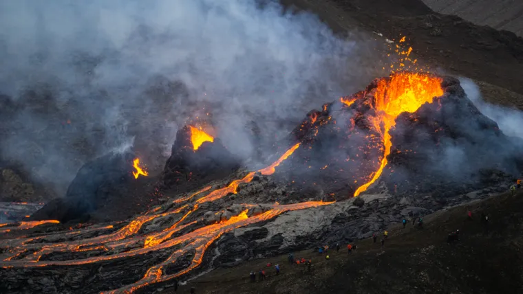 4. Vulkanska erupcija: Što će se dogoditi: Jedan od tri vulkana u Sjevernoj Americi bi mogao eruptirati, izbacivši 450 kubičnih kilometara magme u radijusu od 100 kilometara oko vulkana. Pepeo iz erupcije prekrio bi mnogo veći dio zemlje, kuće bi se urušile, zrak bi postao zagađen i uništila bi se poljoprivredna zemljišta i zalihe vode. Kako preživjeti: Sustav upozorenja za velike vulkanske erupcije nije baš ispravan pa je život udaljen više od 100 kilometara od bilo kojeg vulkana najbolji način da se osigura opstanak. Budući da pepeo iz erupcije može kontaminirati tlo, zrak i vodu, najbolje je imati pri ruci zalihe čiste vode, konzervirane hrane i respiratora. Obrada vlastitog vrta nadoknadila bi gubitak poljoprivrednog zemljišta prekrivenog debelim slojevima pepela.
