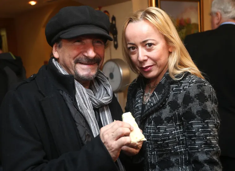 Zajedno imaju dvoje djece, sina Zvonimira koji je nastavio tatinim stopama te svira gitaru u očevom bendu i kćer Katarinu.

