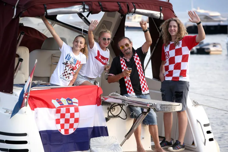Sina Željka i Ružice, Zvonimir, krenuo je tatinim stopama. Naime, Zvonimir već nekoliko godina svira gitaru u Bebekovom pratećem bendu. &quot;Jedan od najljepših trenutaka u mojoj karijeri bio je kada smo Zvone i ja ušli u studio i prvi put zajedno pjevali pjesmu koja je prisutna u svima nama. Svi očevi kažu kako su sinovi nešto posebno i kada sinovi krenu istim putem kao roditelj onda otac ima veliko zadovoljstvo i sreću i teško mi je pronaći toliko lijepih i emotivnih riječi koje bi mu u ovome trenutku mogao reći. Meni kao glazbeniku, mome sinu kao glazbeniku, ovo je jedna od najljepših stvari, njemu na početku karijere, a meni u ovoj pedesetgodišnjoj”, rekao je Bebek za RTL.