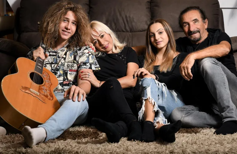 Zvonimir Bebek krenuo je s ocem u glazbenom smjeru, završio je Rock akademiju koju pohađa i njegova sestra, a kasnije je upisao Digitalni marketing na privatnom sveučilištu. Dok je Katarina pokupila maminu samozatajnu stranu, njezino veliko pojavljivanje u javnosti bilo je ono u spotu njezinog oca za pjesmu &quot;Kćeri moja&quot;. &quot;Kćeri moja, ljubav nek&apos; ti sja, nek&apos; te voli kao ja&quot;, iskreno je Željko pjevao Katarini u spotu, a emocije tog trenutka pojačali su stihovi: &quot;Nisam manje muško, ako sada zaplačem, godine su prošle i bez da se okrenem.&quot;