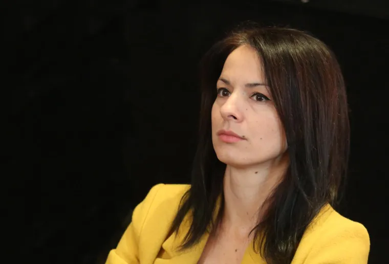 Šibenčanka Danira Gović u seriji je glumila Angelinu Kovač. Zapaženu je ulogu ostvarila i u BBC-jevoj seriji “Hotel Babylon”. U Šibenskom kazalištu je 2015. godine pripremala ulogu u predstavi “Laživac”, a onda joj se život promijenio kada joj je dijagnosticiran rak dojke: &quot;Godinu prije nego što sam to otkrila bila sam na ultrazvuku i nije mi ništa nađeno. Upravo zbog toga je samopregled bitan. Napipala sam kvrgu dok sam se tuširala i iskreno, u prvi trenutak nisam mislila da je išta ozbiljno, upravo zbog toga što sam bila na ultrazvuku. Kako sam tada bila dosta zaposlena, a kvržica nije prolazila, tek nakon četiri mjeseca otišla sam liječniku koji mi je kazao da hitno moram na operaciju. Prvo sam bila šokirana, nisam mogla spavati nekoliko tjedana, opsjedale su me mračne misli. Sin Paško tada je imao pet godina i bojala sam se što će se dogoditi ako ostane bez majke. Osjećala sam nevjericu jer sam do tada uvijek bila zdrava. U tim najtežim danima pomoglo mi je puno ljudi, a prijateljica i kolegica Vesna Tominac Matačić doslovno me držala za ruku. Skupa smo gledale te nalaze i pokušavale odgonetnuti što u njima piše. A ono što svakako ne bih savjetovala jest da guglate&quot; rekla je za Večernji list.