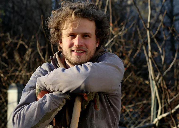 Nakon deset godina manekenstva i zapažene uloge Nikole Bunčića u seriji &ldquo;Zabranjena ljubav&rdquo;, Marko Čabrov danas radi na bau&scaron;teli.  Čabrov je u jednom intervjuu za Večernji list priznao kako je i u seriju do&scaron;ao drito s gradili&scaron;ta: "Bau&scaron;tela nikada nije bila daleko od mene. Čak sam i u seriju 'Zabranjena ljubav' oti&scaron;ao ravno s gradili&scaron;ta na kojem sam čistio zgradu od ulja. Kad bih mogao živjeti od manekenstva i glume, bio bih i te kako sretan. Kako ne mogu, tj. nisam čovjek koji vuče ljude za rukav i pristaje na &scaron;tetne kompromise, tako nastojim pratiti životne smjerove kako dođu i bez plana uskočiti u njih. Dakle, ako bi mi netko sada ponudio ulogu na osnovi mog talenta, prihvatio bih je i bio iznimno zadovoljan. No, kako se to ne događa, radim na bau&scaron;teli za 20 kuna po satu i osjećam se korisnije i bolje nego da živim 'život glumca bez uloge'. Rad na bau&scaron;teli čini me nekako pristupačnijim ljudima koji ne žive pod reflektorima i u svijetu medija. Ja iskreno volim taj svijet, posebno glumu, ali ona ne otkriva mene, već lik koji glumim, za razliku od bau&scaron;tele koja me predstavlja upravo onakvim kakav jesam. Mnogima je neshvatljivo da čovjek koji navečer &scaron;eta modnom pistom ujutro navlači radnu manduru i odlazi na posao. No, to posebno zabavlja moje kolege s bau&scaron;tele", priznao je.