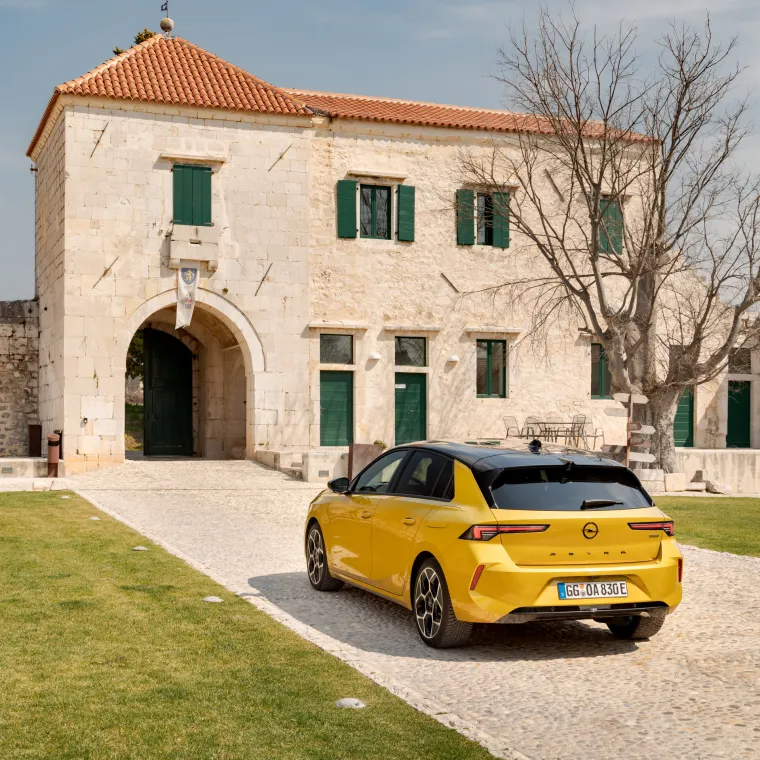 Standardna oprema svake verzije vozila uključuje brojne suvremene sustave za pomoć kao što su upozorenje na frontalni sudar s automatskim kočenjem u slučaju opasnosti, detekcija pješaka, pomoć za ostanak u traci, prepoznavanje prometnih znakova i upozorenje na umor vozača