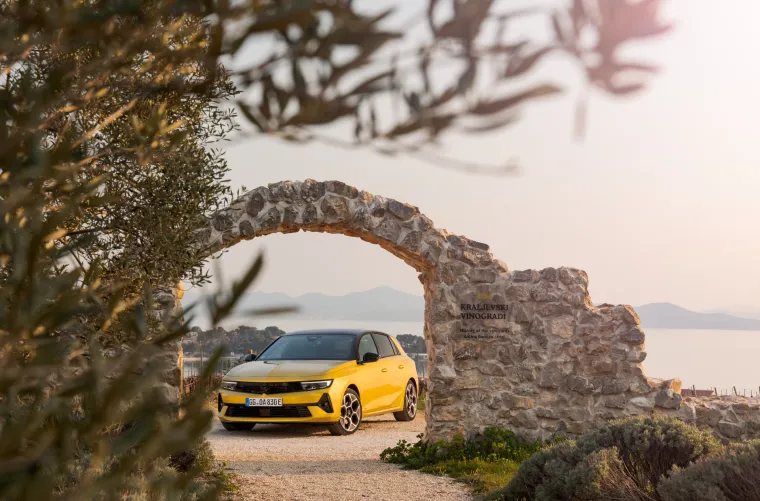 Osnovni model pokreće trocilindrični turbo benzinski motor obujma 1,2 litre i snage 110 KS sa šesterostupanjskim ručnim mjenjačem