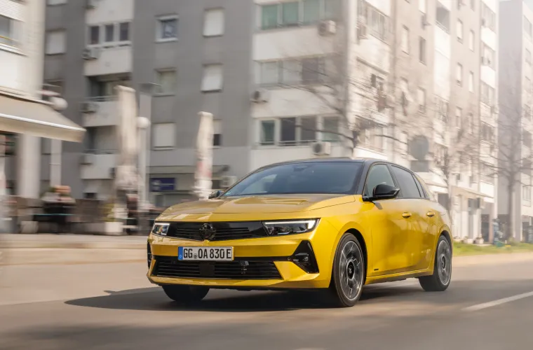 Hibridna izvedba isporučuje snagu od 133 kW/180 KS i odličnih 360 Nm maksimalnog okretnog momenta, a deklarirana potrošnja iznosi 1,1 l/100 km