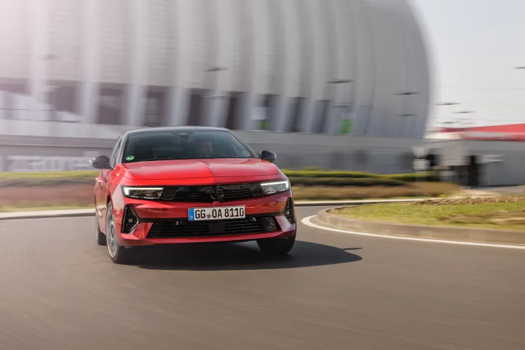 Primjerice, Astra može pretvoriti noć u dan uz pomoć najnovije inačice adaptivnih svjetala Intelli-Lux LED&reg; Pixel sa 168 LED elemenata