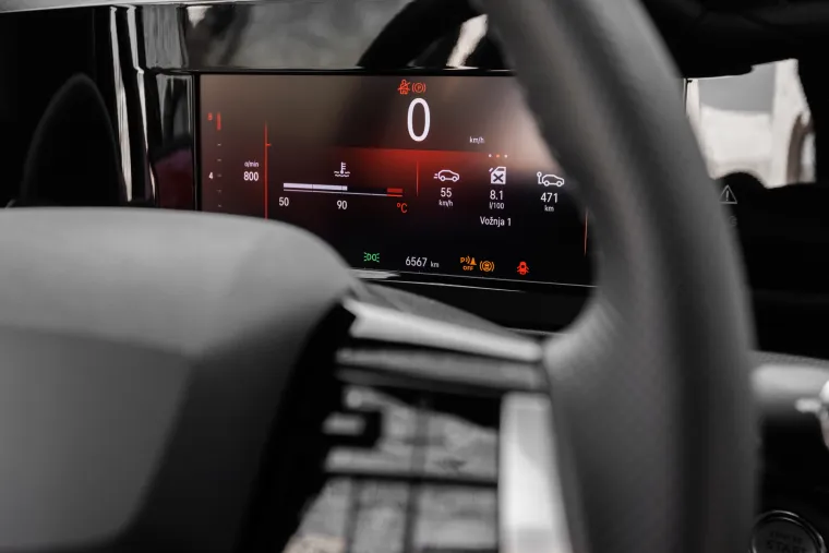 Dolaskom potpuno digitalne ploče s instrumentima Pure Panel, analogni instrumenti oti&scaron;li su u povijest. Umjesto toga, novo sučelje s modernom grafikom nudi kupcima intuitivnije iskustvo