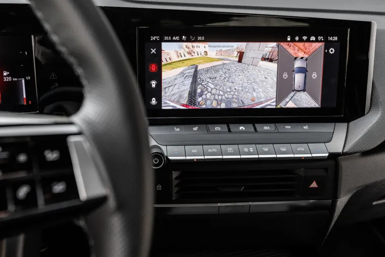 Putnici imaju na raspolaganju &scaron;iroke zaslone osjetljive na dodir. Dizajneri i inženjeri Opela pažljivo su radili kako bi osigurali da vozač prima sve potrebne informacije i da na raspolaganju ima korisne radne opcije bez opterećivanja suvi&scaron;nim podacima ili funkcijama. Osim toga, postavke poput kontrole klimatizacije jo&scaron; uvijek je moguće pode&scaron;avati pomoću fizičkih prekidača i tipki