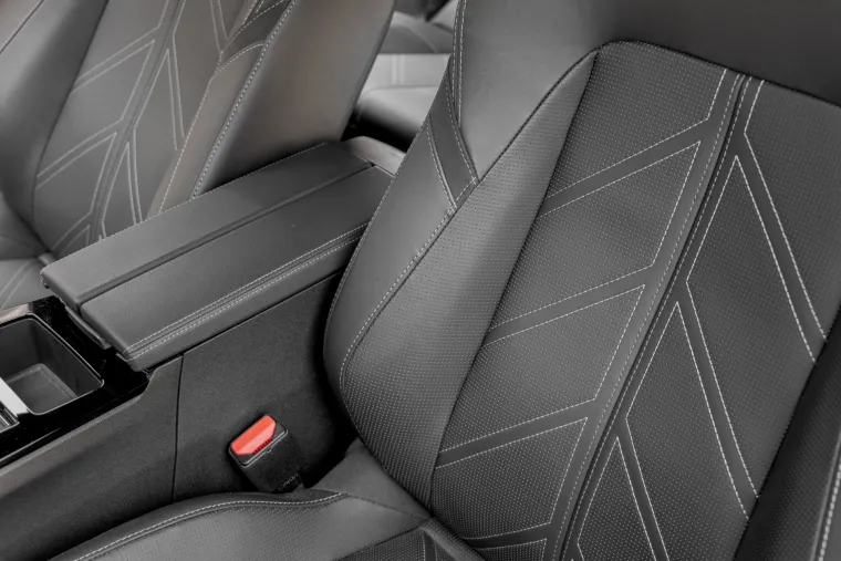 Opel nudi i izvanrednu udobnost sjedenja. Samostalno razvijena prednja sjedala imaju AGR certifikat i, zbog njihove primjerne ergonomije, izuzetno su udobna, posebno na dugim putovanjima