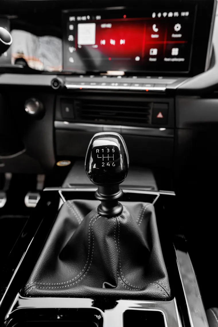 sustav pomoći Intelli-Drive 1.0 koji objedinjuje brojne druge sustave za pomoć vozaču, kao &scaron;to je kamera Intelli-Vision koja omogućuje prikaz od 360 stupnjeva