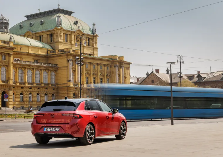 Nova Astra je duga 4.374 mm i &scaron;iroka 1.860 mm. U usporedbi s prethodnim modelom, dulja je svega 4,0 mm