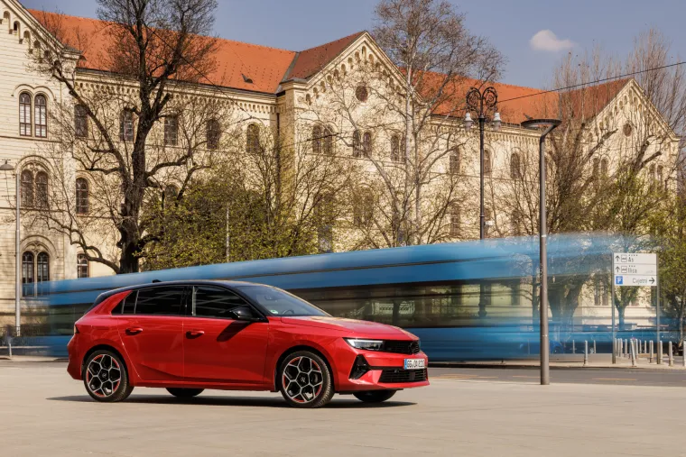 Nova Astra temelji se na trećoj generaciji vrlo fleksibilne EMP2 multienergetske arhitekture. Drugim riječima, sposobnost za vožnju velikom brzinom bila je primarni razvojni cilj