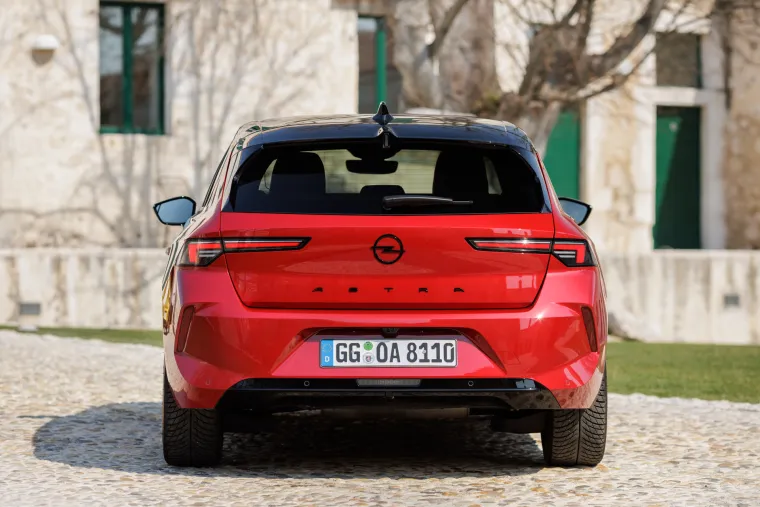 Prodaja nove Astre krenut će tijekom ovog proljeća, dok se isporuke prvih primjeraka očekuju početkom ljeta, a kasnije slijedi i karavan inačica imena Astra Sports Tourer