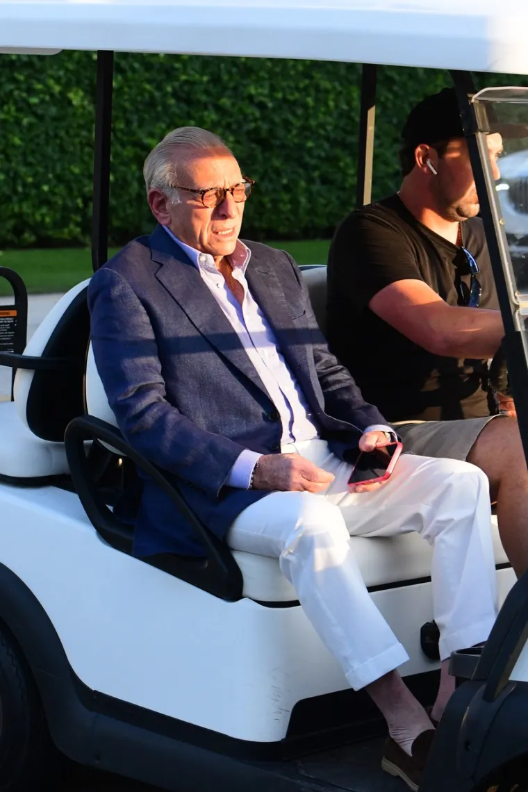 Otac mladenke i američki milijarder, biznismen Nelson Peltz je izgledao raspoloženo dok je na zabavu stigao električnim vozilom. 79-godišnji otac troje djece, čije carstvo je procijenjeno na 1,3 milijardi funti (oko 11,6 milijardi kuna) je nosio plavi sako  i elegantne bijele hlače. 