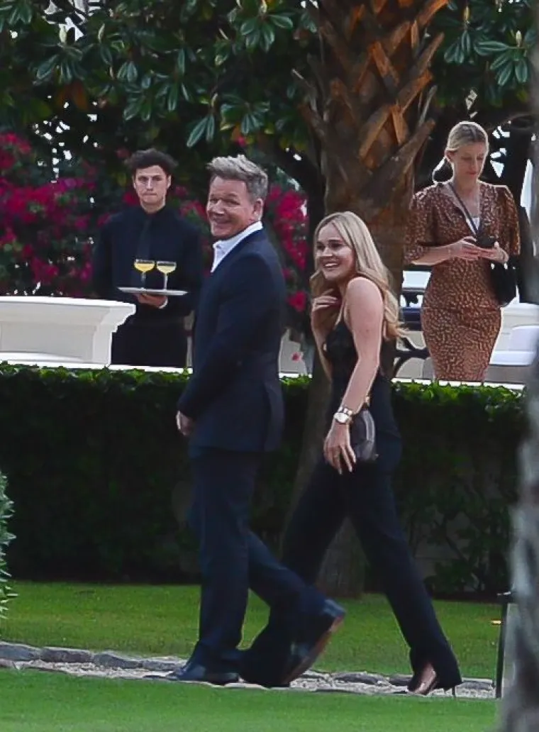 Slavni kuhar Gordon Ramsay (55) je bio među prvim slavnim osobama koje su stigle na tulum prije vjenčanja. Izašao je iz auta odjeven u bijelu košulju. 