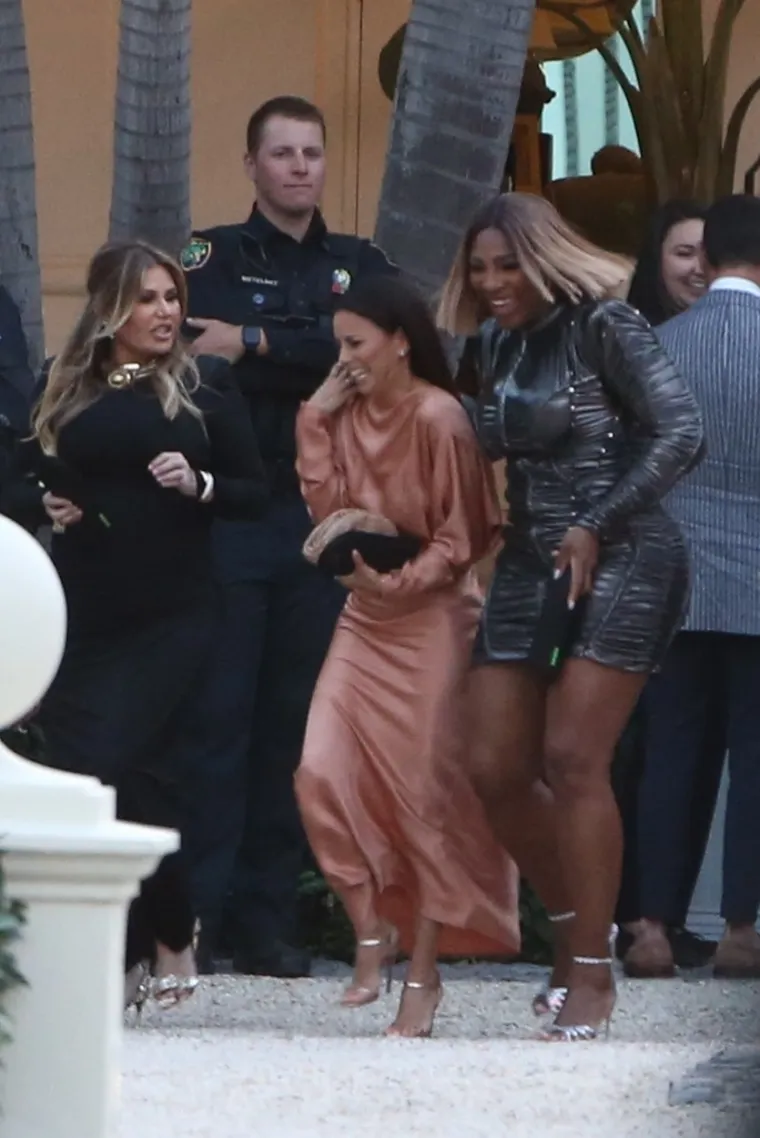 Gordon Ramsay, Eva Longoria i Serena Williams su bili među poznatim zvijezdama koje su u petak navečer prisustvovale raskošnoj zabavi prije vjenčanja slavnog para na Floridi. Holivudska zvijezda Eva Longoria (47)  je stigla u haljini maksi dužine. Eva je na zabavu išla s prijateljicom i sportskom ikonom Serenom Williams (40), koja je nosila srebrnu kratku haljinu. 
