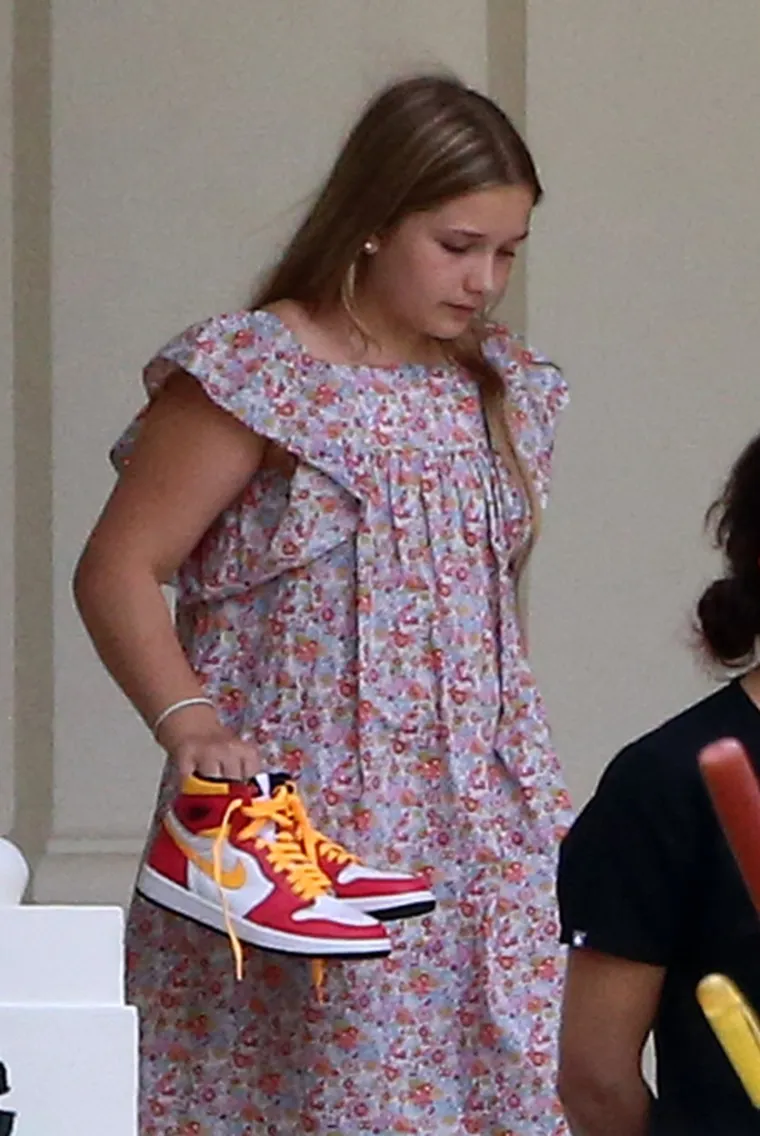Desetogodišnja Brooklynova sestra Harper Beckham je došla u dječjoj cvjetnoj haljinici.
