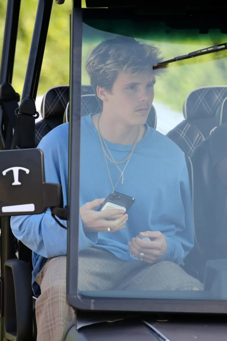 Brooklynov brat Cruz Beckham (17) je stigao električnim vozilom u ležernom izdanju.