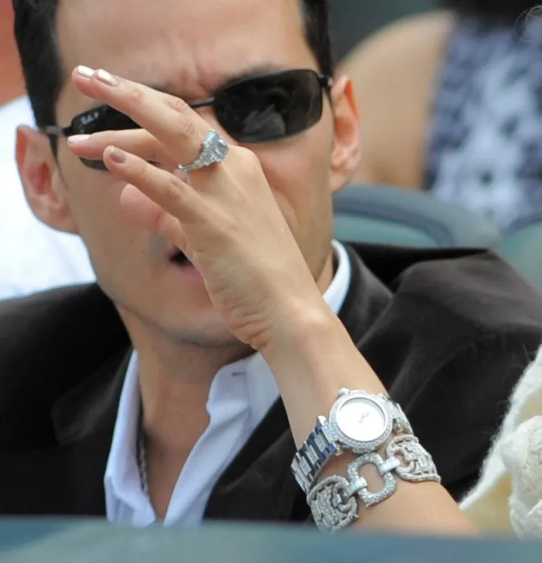4. zaručnik i 3. muž: Marc Anthony: Dvoje pjevača su roditelji blizanaca Maxa i Emme, a vjenčali su se 2004., da bi najavili razvod 2011. Anthony je godinu dana kasnije podnio zahtjev za razvod, koji je okončan 2014. godine. Marc je zaprosio Jennifer zaručničkim prstenom Harry Winston od 8,5 karata s plavim dijamantom, koji se procjenjuje na 4 milijuna dolara (oko 27 milijuna kuna).