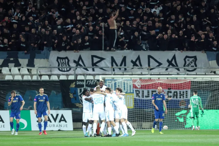 Nogometa&scaron;i Rijeke na travnjak iza&scaron;li s 11 pasa, prekrasnom gestom podržali hvalevrijednu akciju