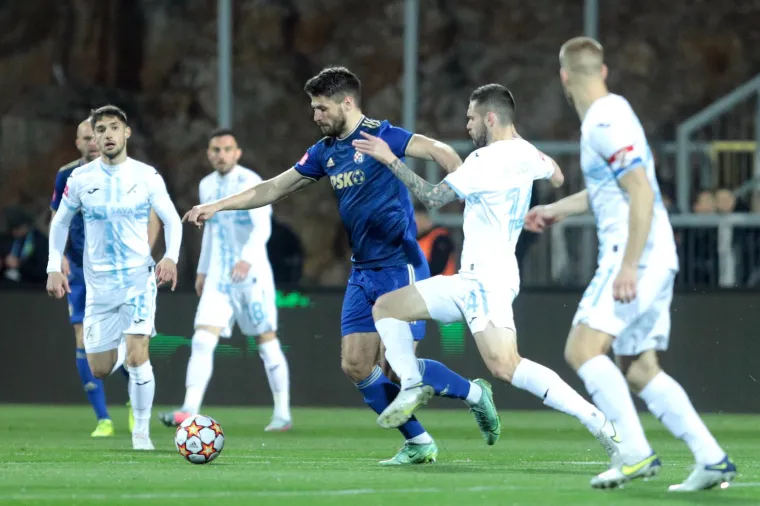 Nogometa&scaron;i Rijeke na travnjak iza&scaron;li s 11 pasa, prekrasnom gestom podržali hvalevrijednu akciju