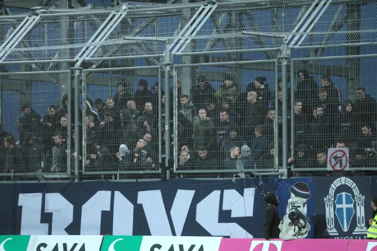 Nogometa&scaron;i Rijeke na travnjak iza&scaron;li s 11 pasa, prekrasnom gestom podržali hvalevrijednu akciju