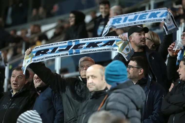 Nogometa&scaron;i Rijeke na travnjak iza&scaron;li s 11 pasa, prekrasnom gestom podržali hvalevrijednu akciju