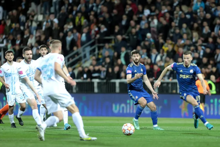 Nogometa&scaron;i Rijeke na travnjak iza&scaron;li s 11 pasa, prekrasnom gestom podržali hvalevrijednu akciju