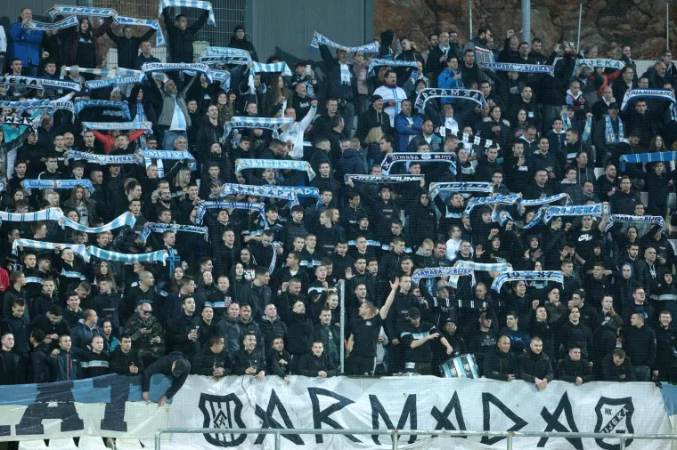 Nogometa&scaron;i Rijeke na travnjak iza&scaron;li s 11 pasa, prekrasnom gestom podržali hvalevrijednu akciju