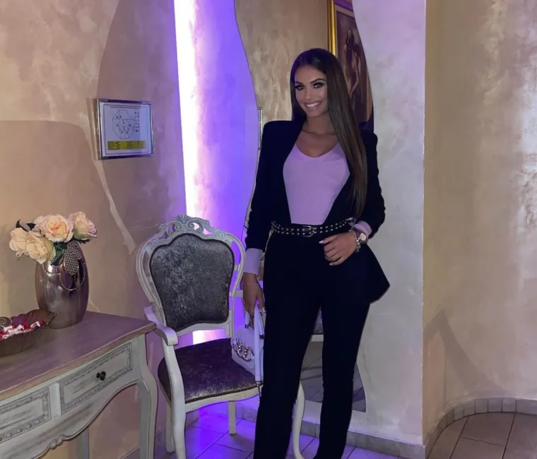 Malo tko zna s kim je u vezi ova atraktivna studentica politologije. Nitko se ne može koncentrirati kad ona dođe na faks