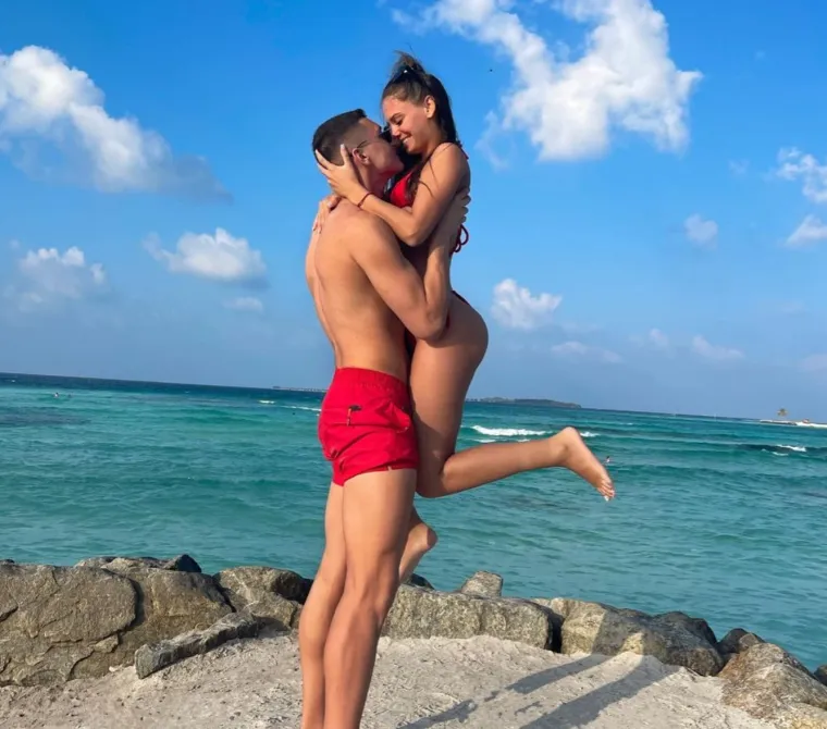 Malo tko zna s kim je u vezi ova atraktivna studentica politologije. Nitko se ne može koncentrirati kad ona dođe na faks