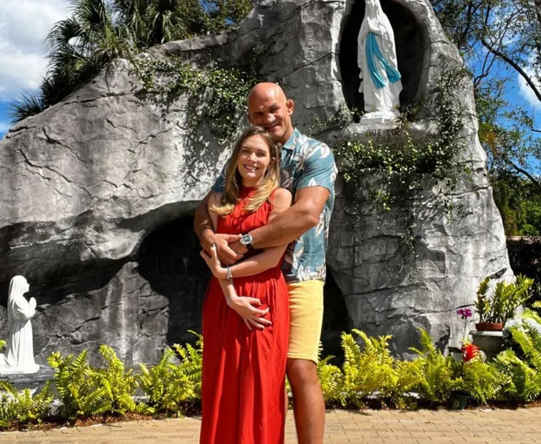 Junior Dos Santos s ovom zanosnom TV voditeljicom dijeli dobro i zlo