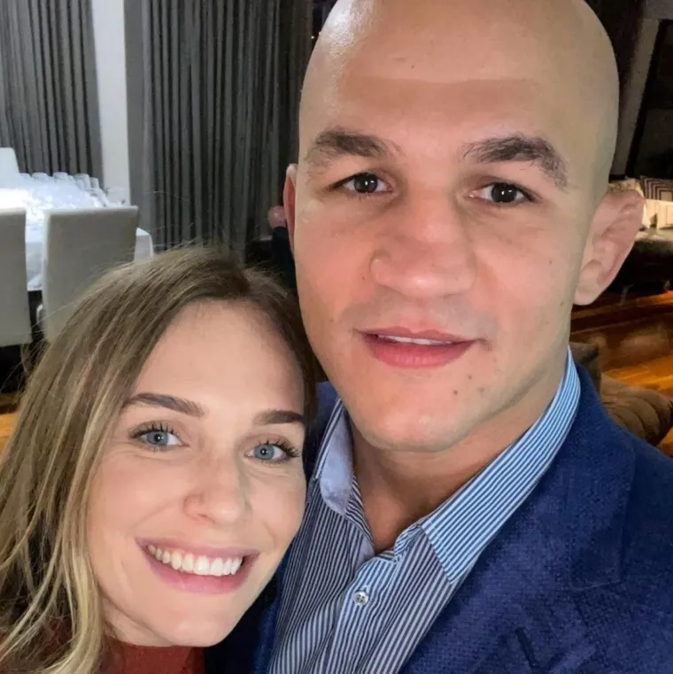 Junior Dos Santos s ovom zanosnom TV voditeljicom dijeli dobro i zlo